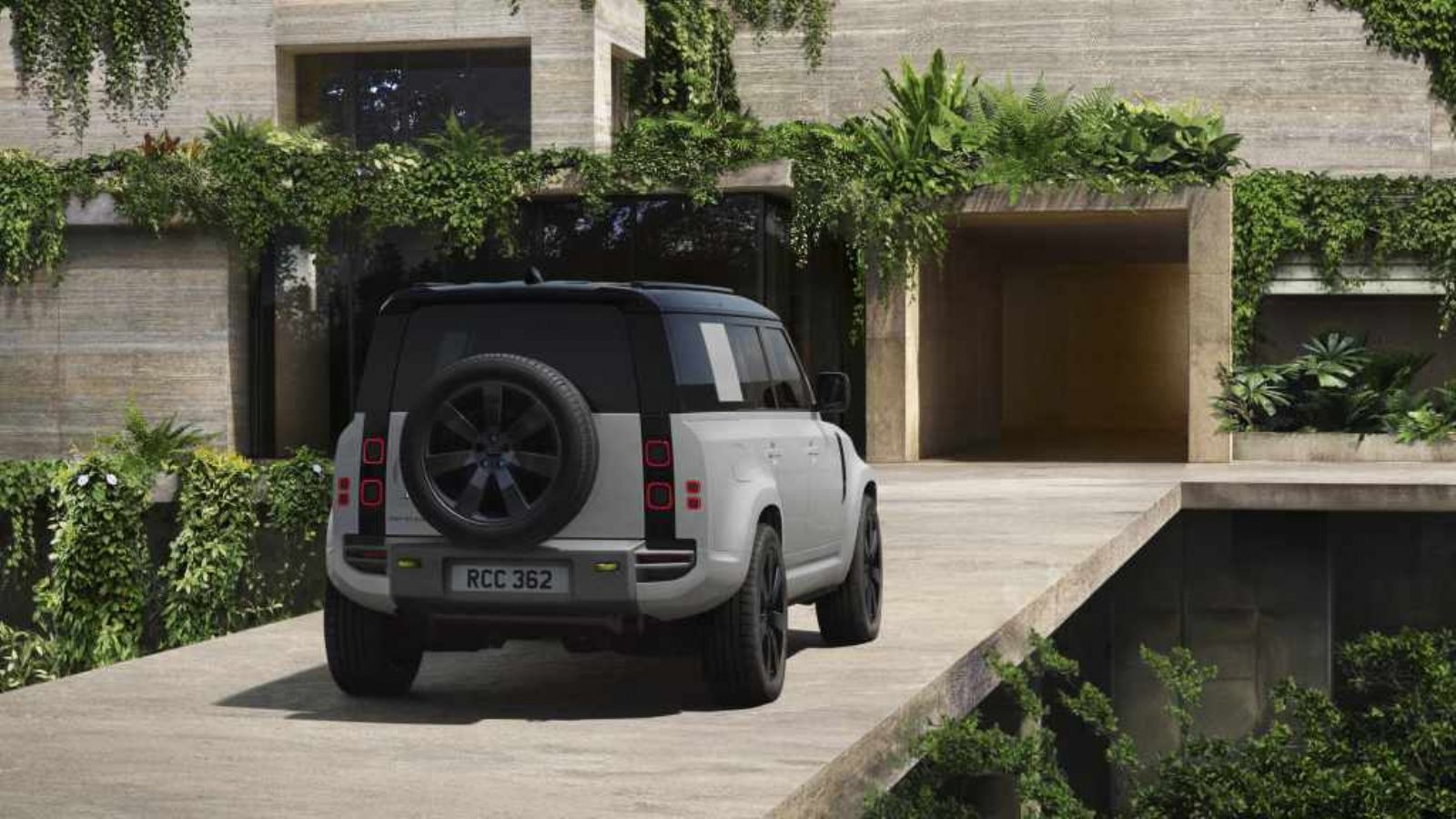 Το ανανεωμένο Land Rover Defender παρουσιάζει τη νέα έκδοση Vertex